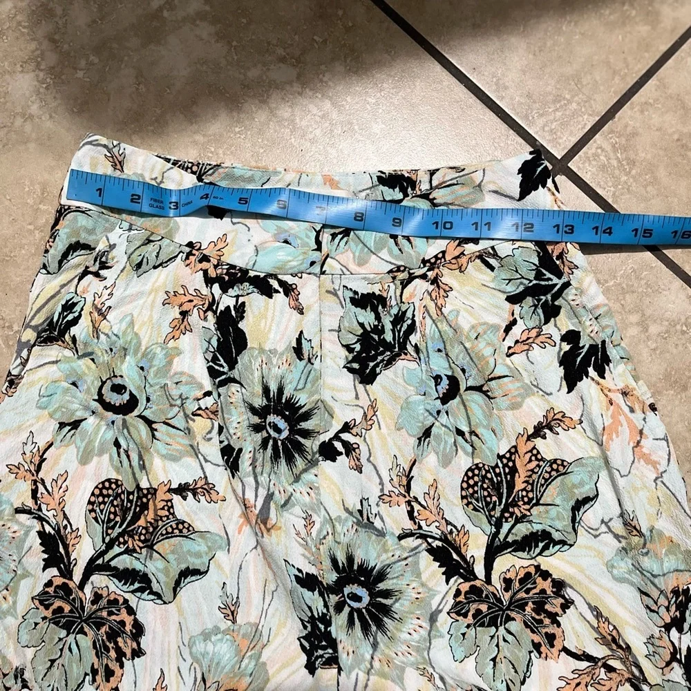 Diane Von Furstenberg Nathalie Astrantia Tulip Shell Crepe Shorts - Picture 6 of 9